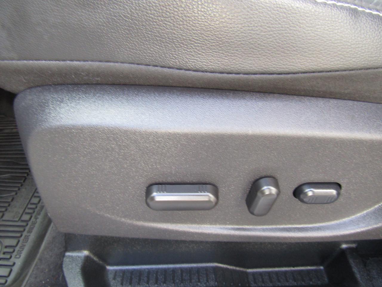 2018 Ford Escape Titanium, AWD, Navi, Pano, Blind Spot, Leather, Camera, *Certified* Photo