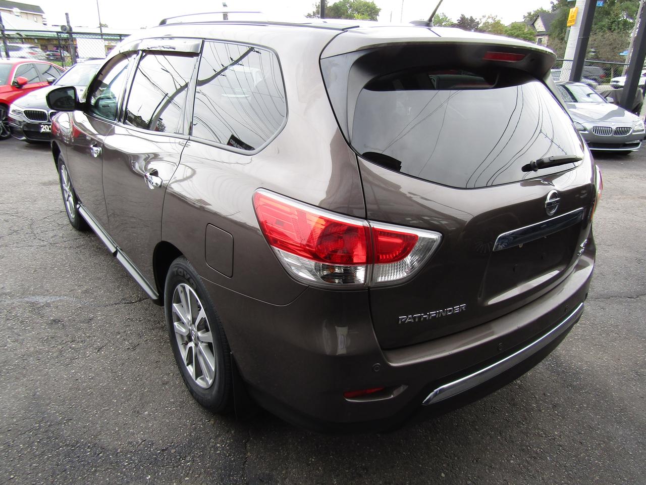 2015 Nissan Pathfinder SV, 7Pass, 4WD, Camera, Power Seats, Bluetooth, *Certified* Photo4