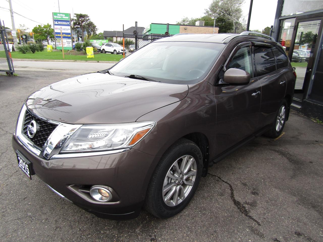 2015 Nissan Pathfinder SV, 7Pass, 4WD, Camera, Power Seats, Bluetooth, *Certified* Photo2
