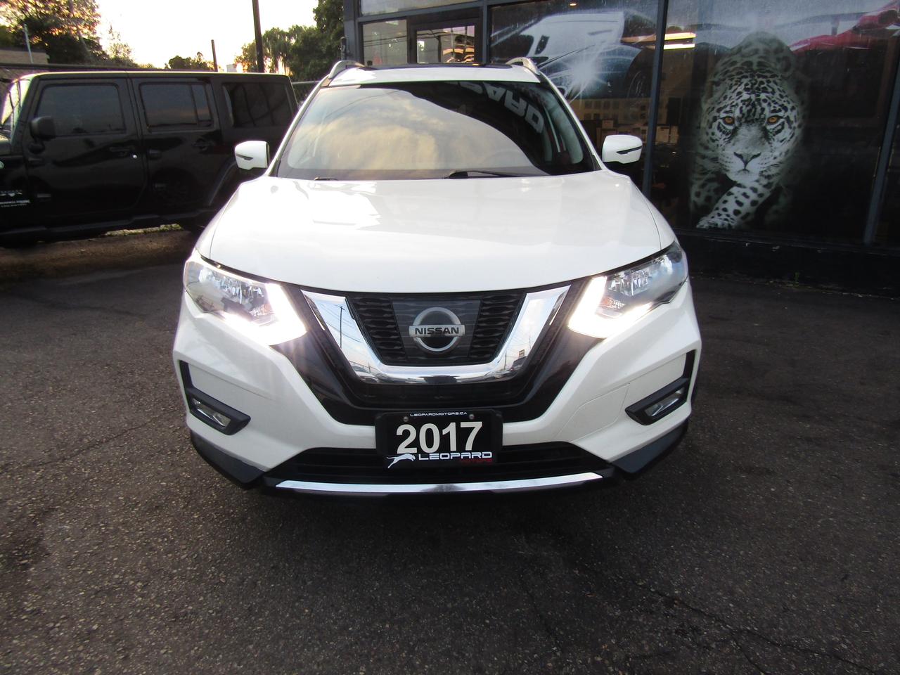 2017 Nissan Rogue SV, 7Pass, AWD, Pano, 360 Camera, Navi, Blind Spots, *Certified* Photo