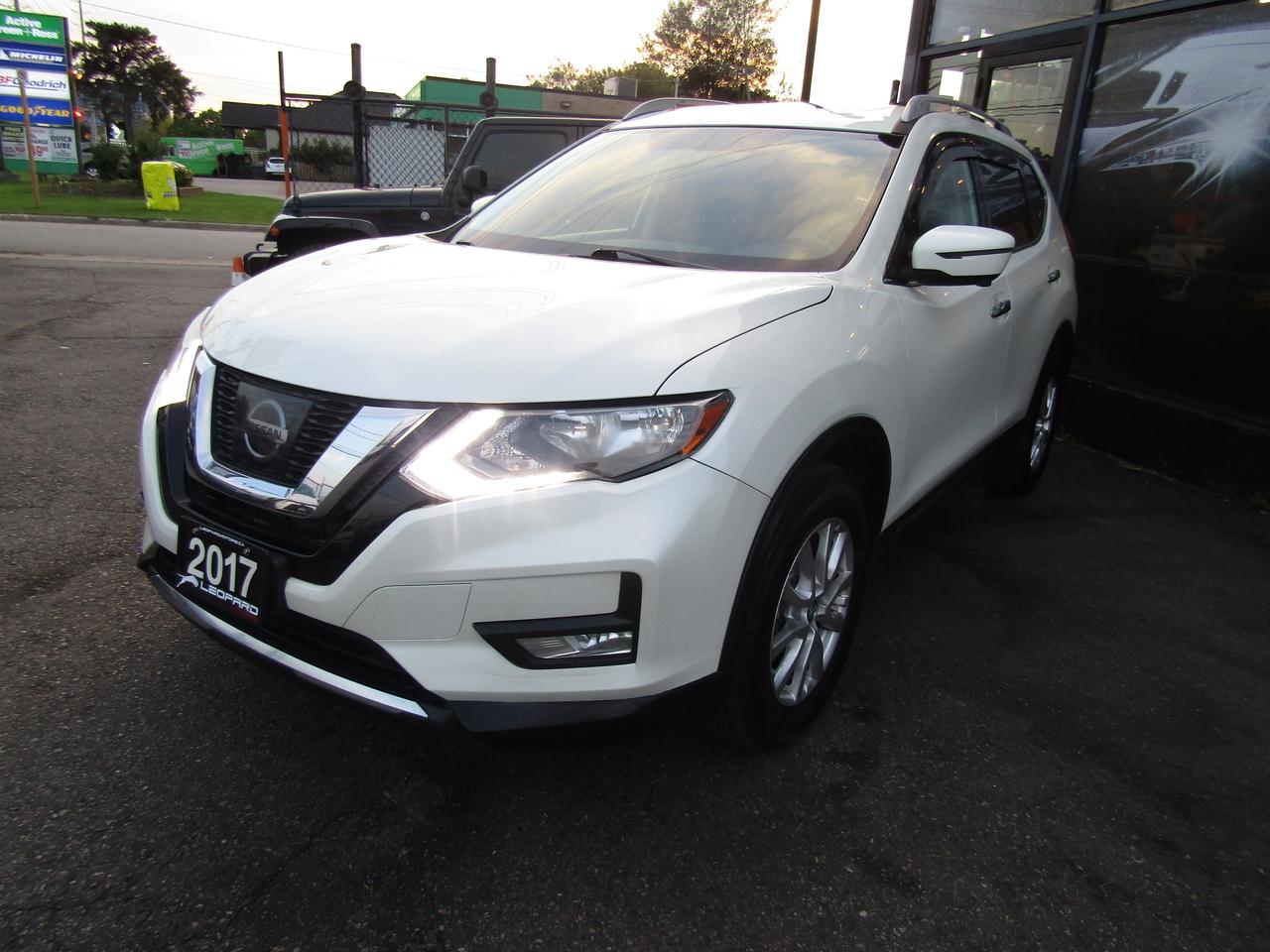 2017 Nissan Rogue SV, 7Pass, AWD, Pano, 360 Camera, Navi, Blind Spots, *Certified* Photo2