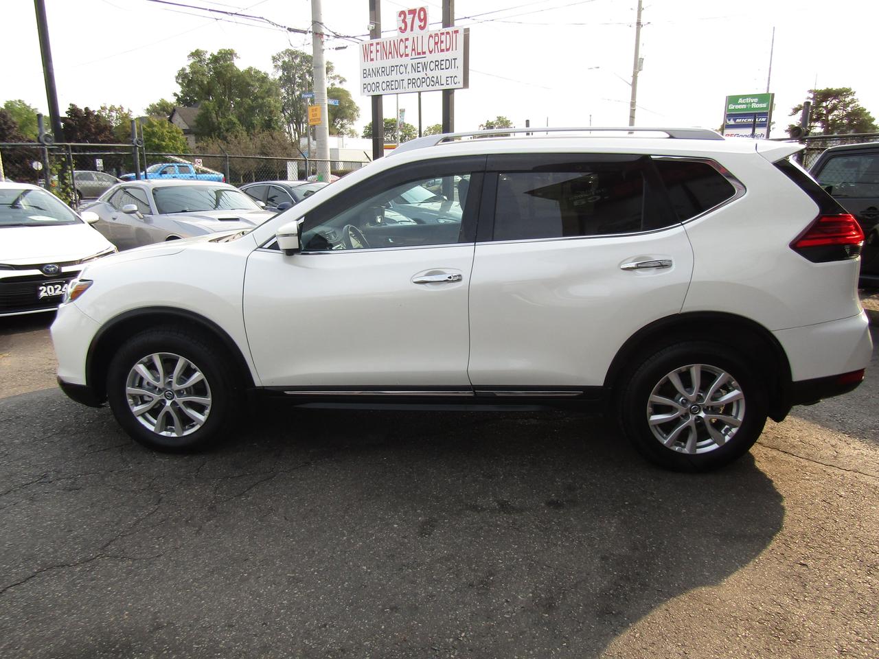 2017 Nissan Rogue SV, 7Pass, AWD, Pano, 360 Camera, Navi, Blind Spots, *Certified* Photo