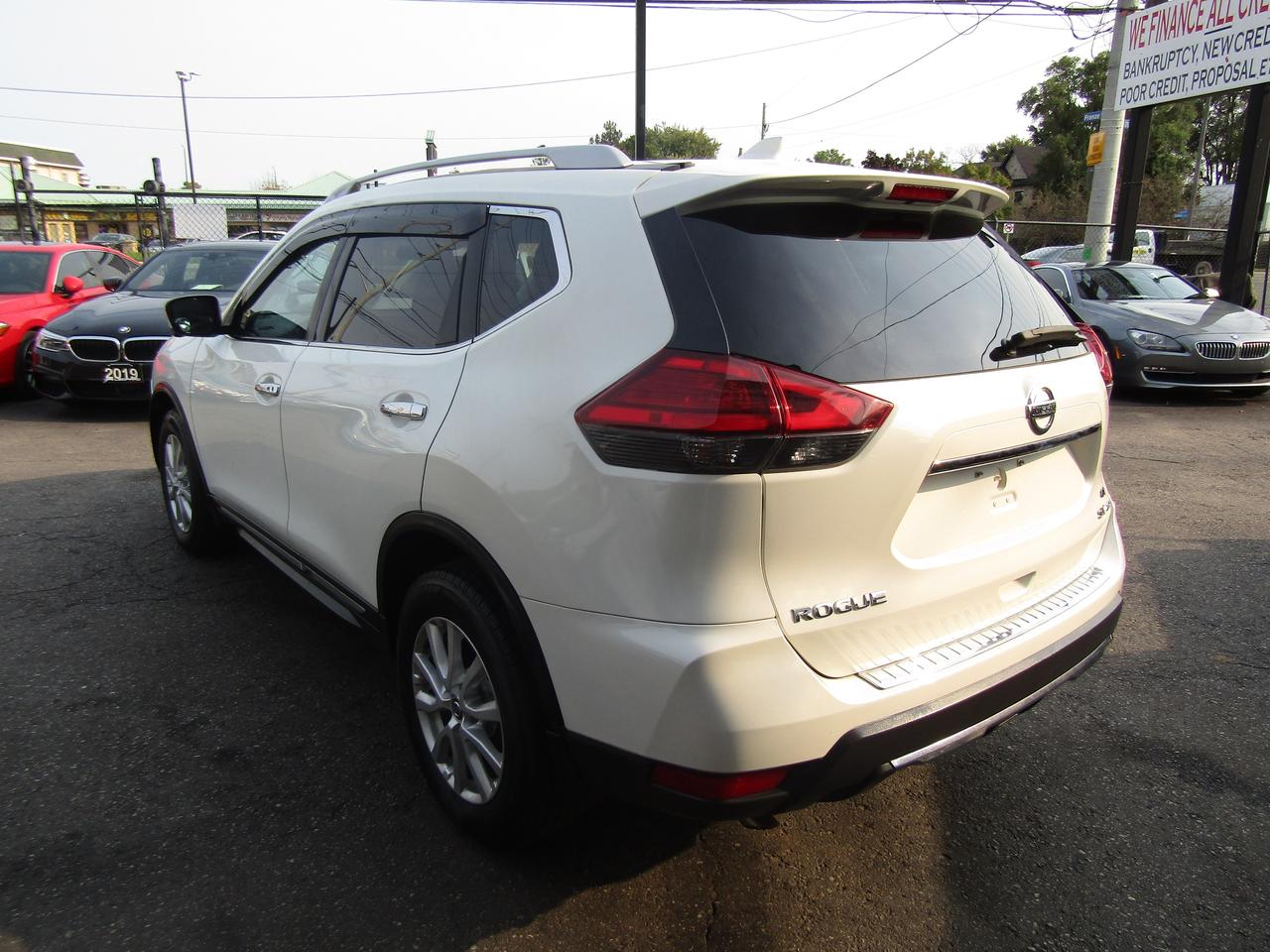 2017 Nissan Rogue SV, 7Pass, AWD, Pano, 360 Camera, Navi, Blind Spots, *Certified* Photo4