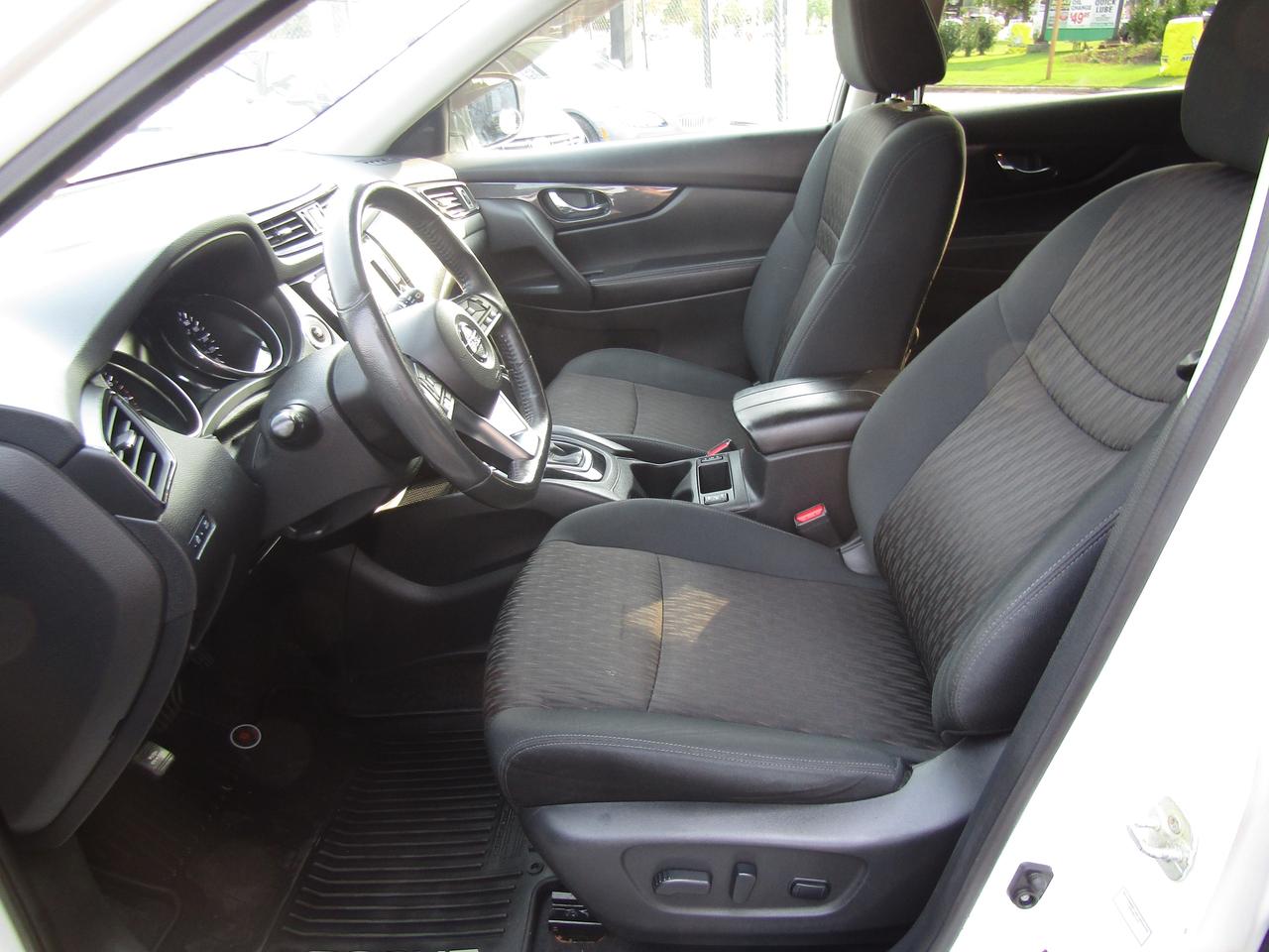 2017 Nissan Rogue SV, 7Pass, AWD, Pano, 360 Camera, Navi, Blind Spots, *Certified* Photo