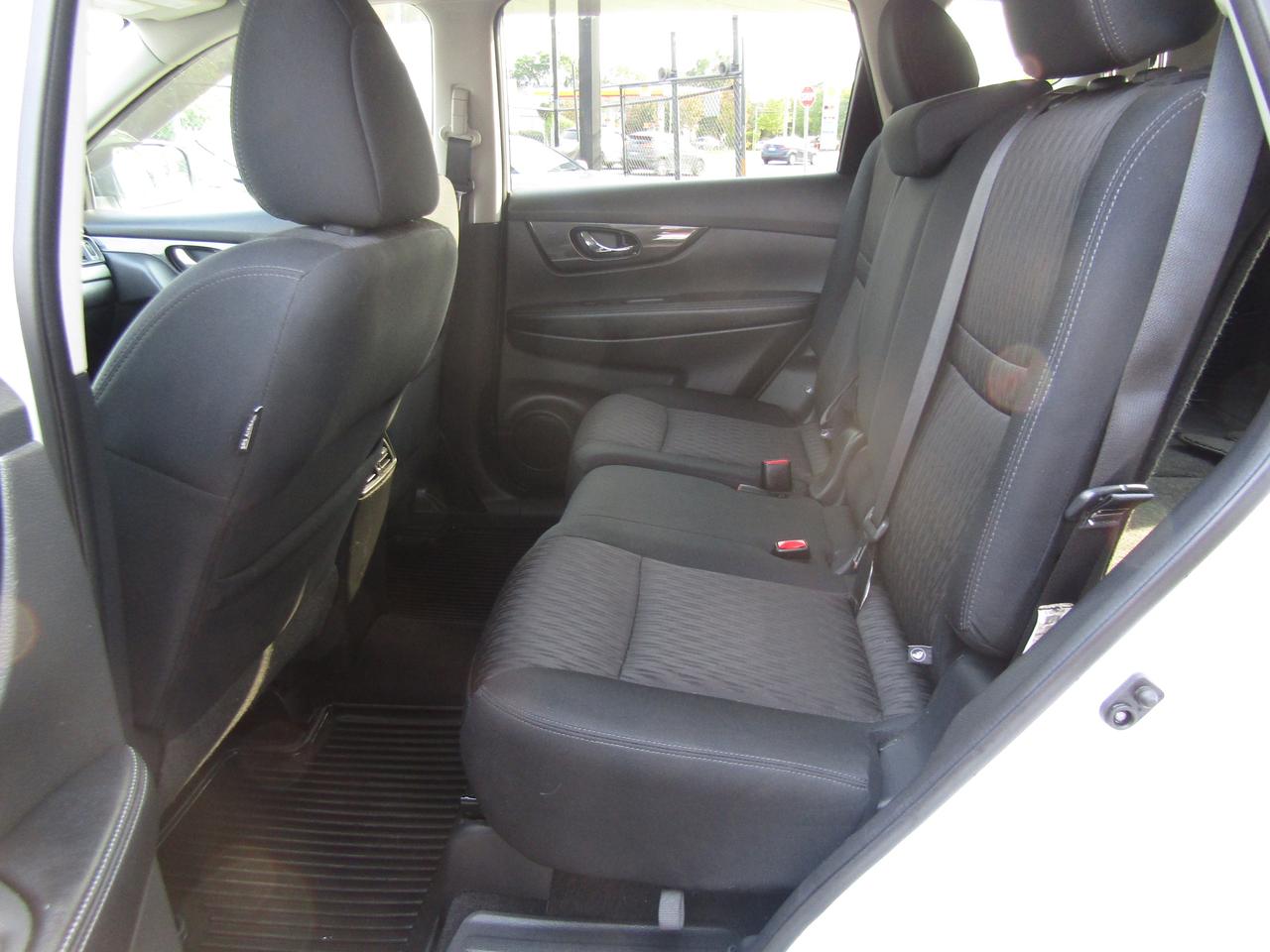 2017 Nissan Rogue SV, 7Pass, AWD, Pano, 360 Camera, Navi, Blind Spots, *Certified* Photo