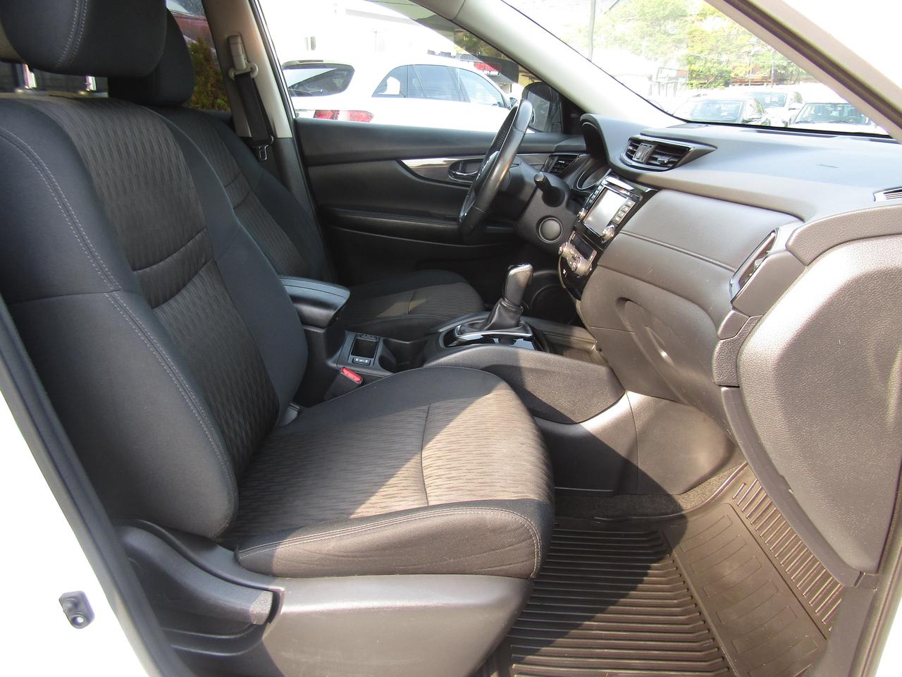 2017 Nissan Rogue SV, 7Pass, AWD, Pano, 360 Camera, Navi, Blind Spots, *Certified* Photo