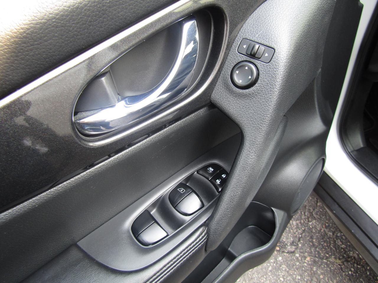 2017 Nissan Rogue SV, 7Pass, AWD, Pano, 360 Camera, Navi, Blind Spots, *Certified* Photo