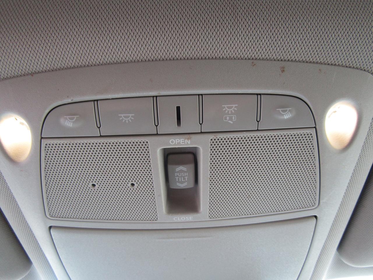 2017 Nissan Rogue SV, 7Pass, AWD, Pano, 360 Camera, Navi, Blind Spots, *Certified* Photo