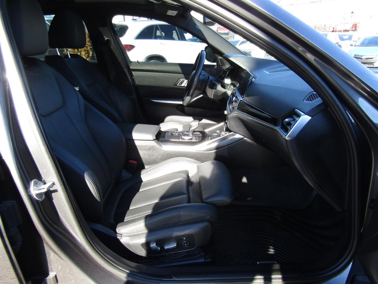 2019 BMW 3-Series 330i, xDrive, Navi, Sunroof, Camera, Leather, Memory, *Certified* Photo