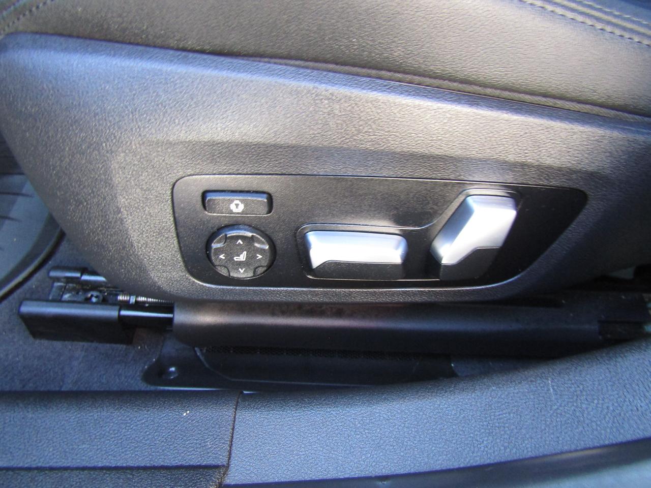 2019 BMW 3-Series 330i, xDrive, Navi, Sunroof, Camera, Leather, Memory, *Certified* Photo