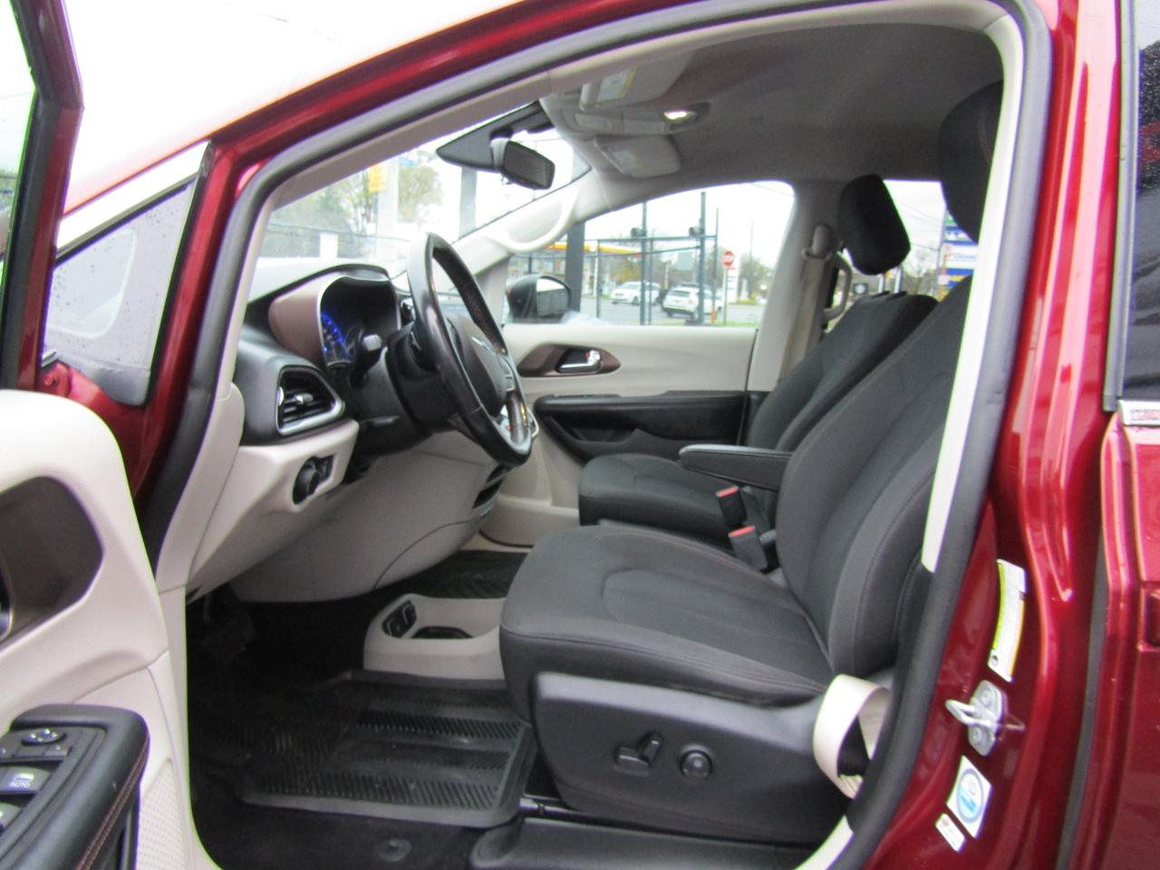 2019 Chrysler Pacifica Touring, 7 Pass, Navi, Camera, DVD, Blind Spot, *Certified* Photo