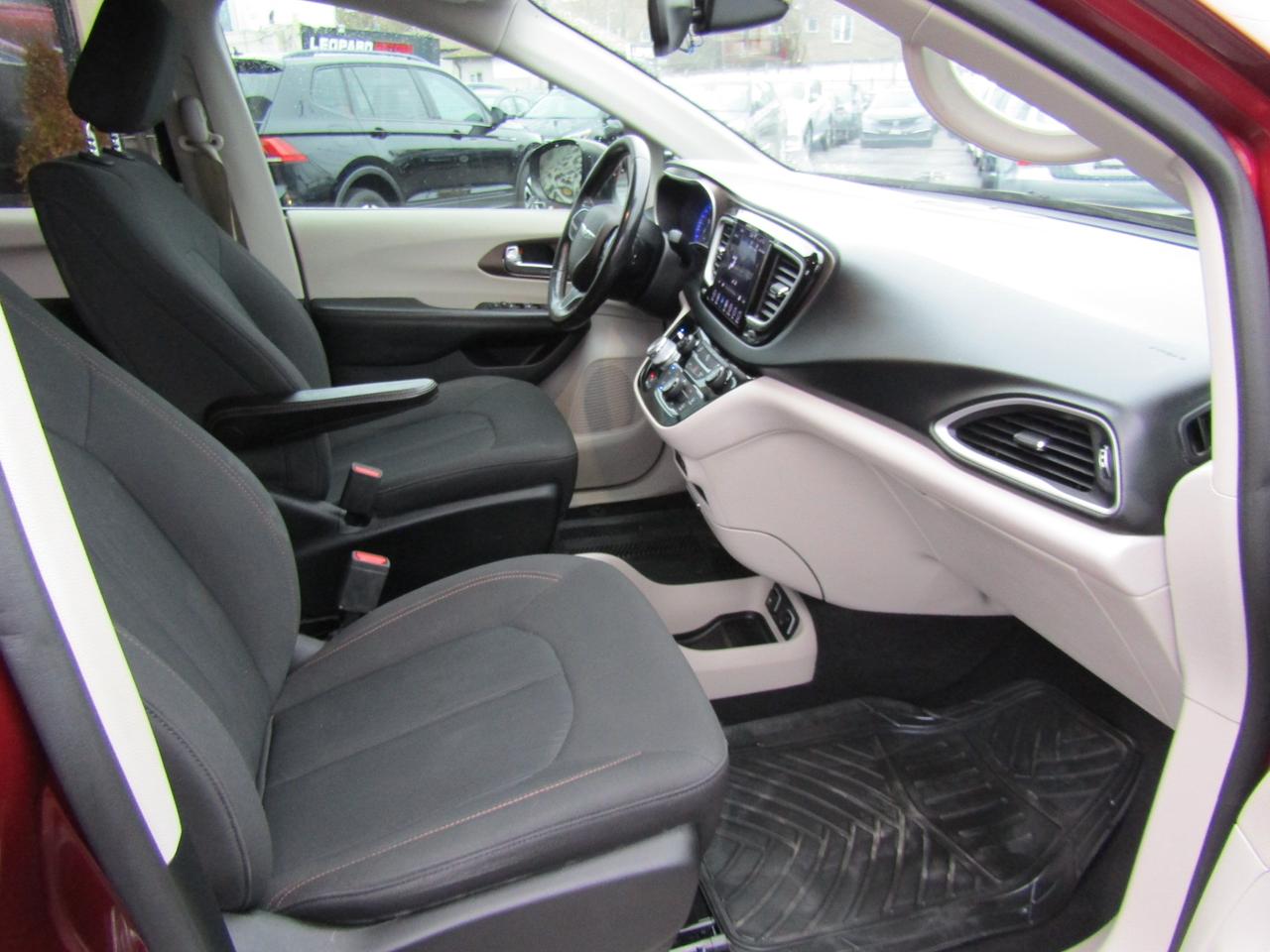 2019 Chrysler Pacifica Touring, 7 Pass, Navi, Camera, DVD, Blind Spot, *Certified* Photo