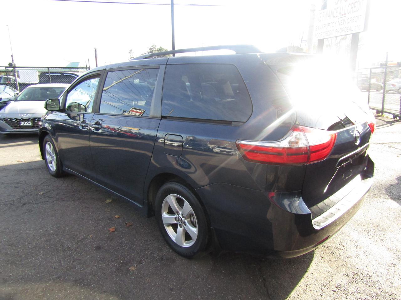 2018 Toyota Sienna LE, 8Pass, Camera, Pwr Sliding Door, Alloy *Certified* Photo4