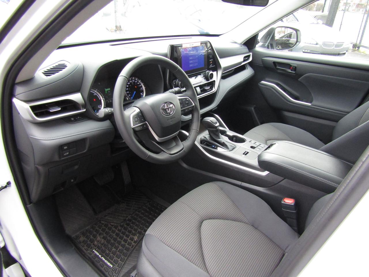 2024 Toyota Highlander Hybrid LE, Hybrid, AWD, Automatic Trunk, 7 PASS, Sunroof, Camera, *Certified* Photo