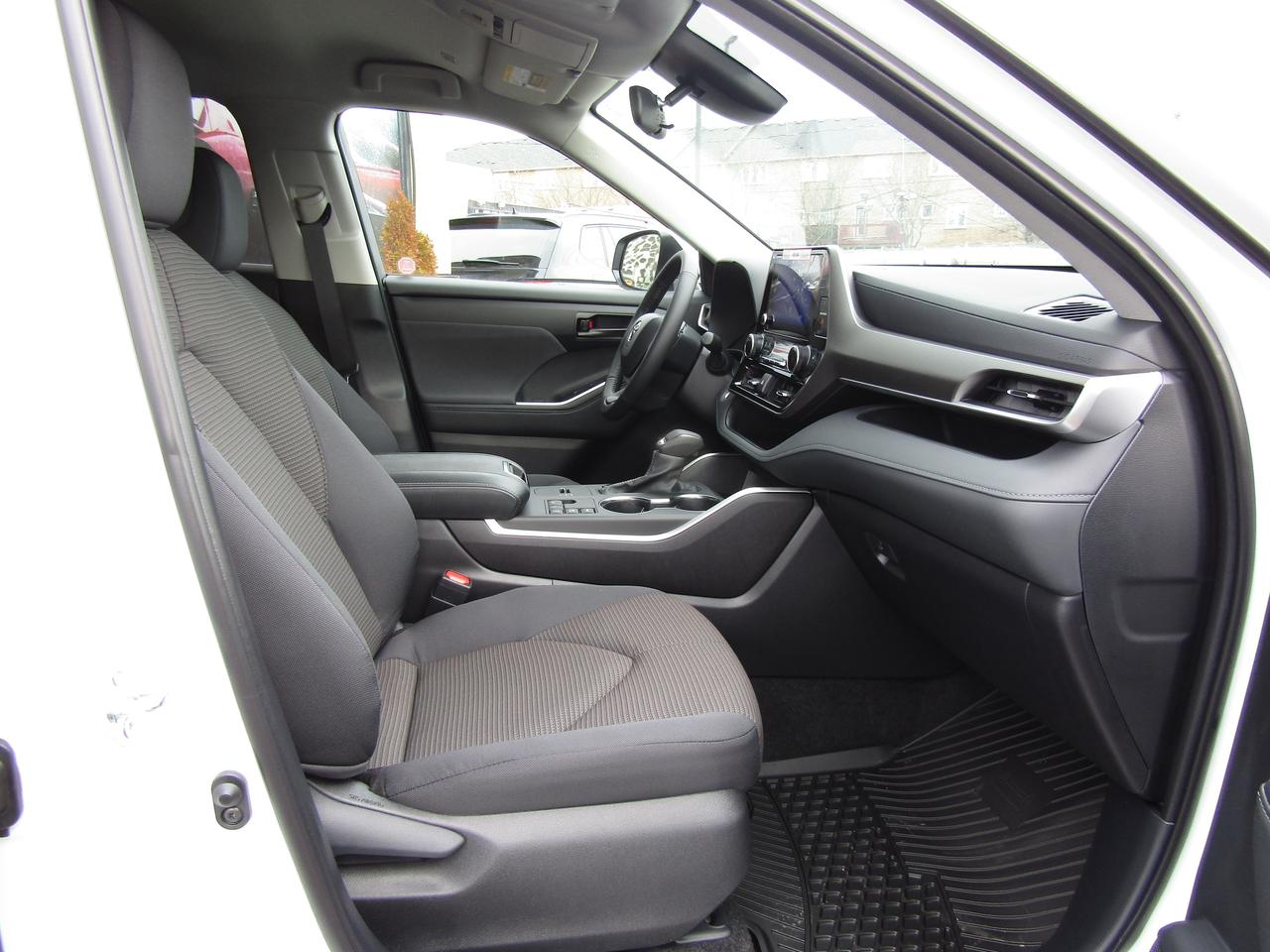 2024 Toyota Highlander Hybrid LE, Hybrid, AWD, Automatic Trunk, 7 PASS, Sunroof, Camera, *Certified* Photo