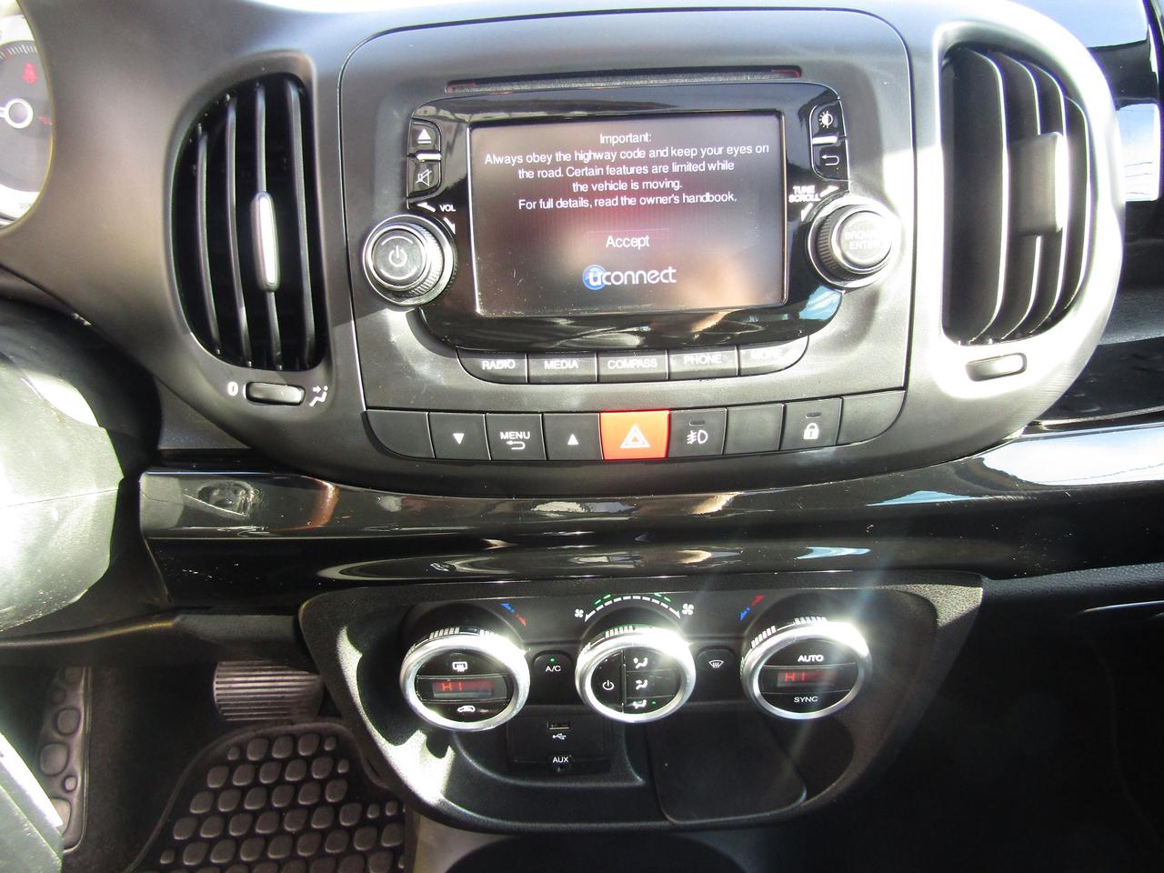 2014 Fiat 500L Trekking, Pano, Bluetooth, Heated Seats, Alloy, *Certified* Photo
