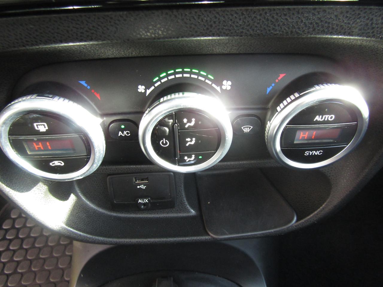 2014 Fiat 500L Trekking, Pano, Bluetooth, Heated Seats, Alloy, *Certified* Photo