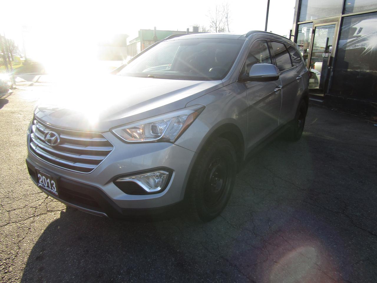 2013 Hyundai Santa Fe XL, 7Pass, AWD, Pano, Camera, Leather, Alloy, *AS-IS* Photo2