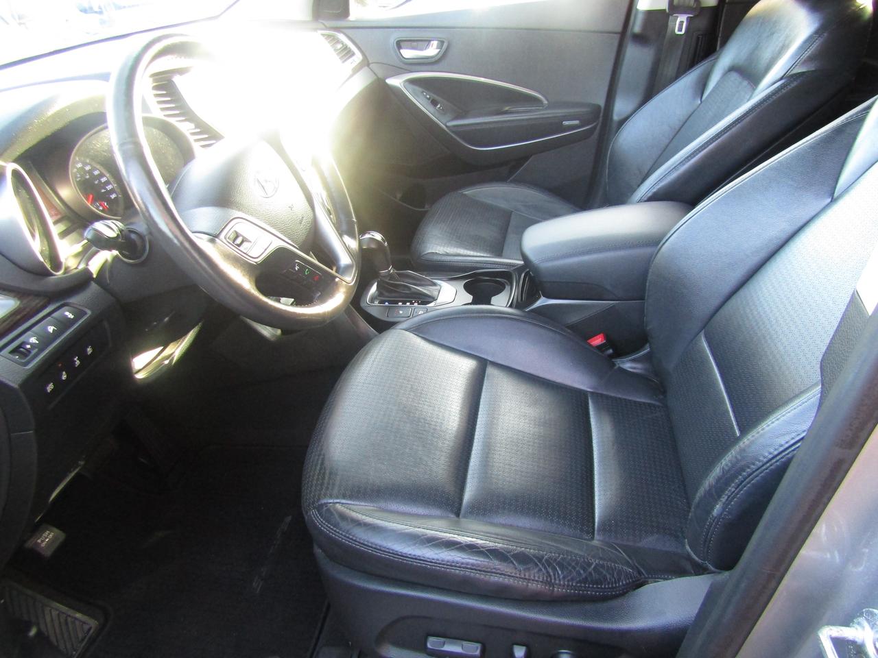 2013 Hyundai Santa Fe XL, 7Pass, AWD, Pano, Camera, Leather, Alloy, *AS-IS* Photo