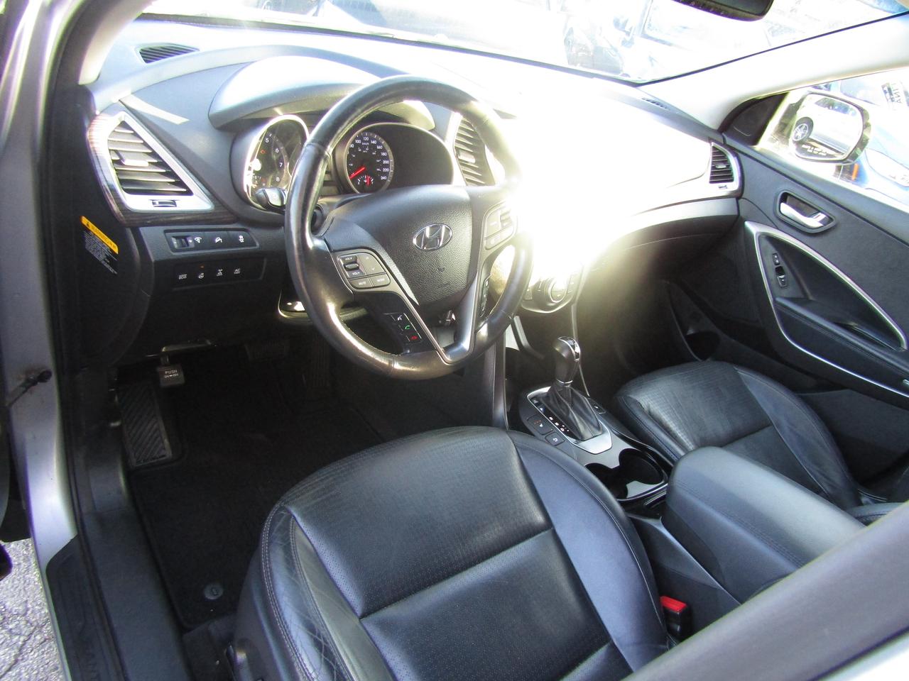 2013 Hyundai Santa Fe XL, 7Pass, AWD, Pano, Camera, Leather, Alloy, *AS-IS* Photo