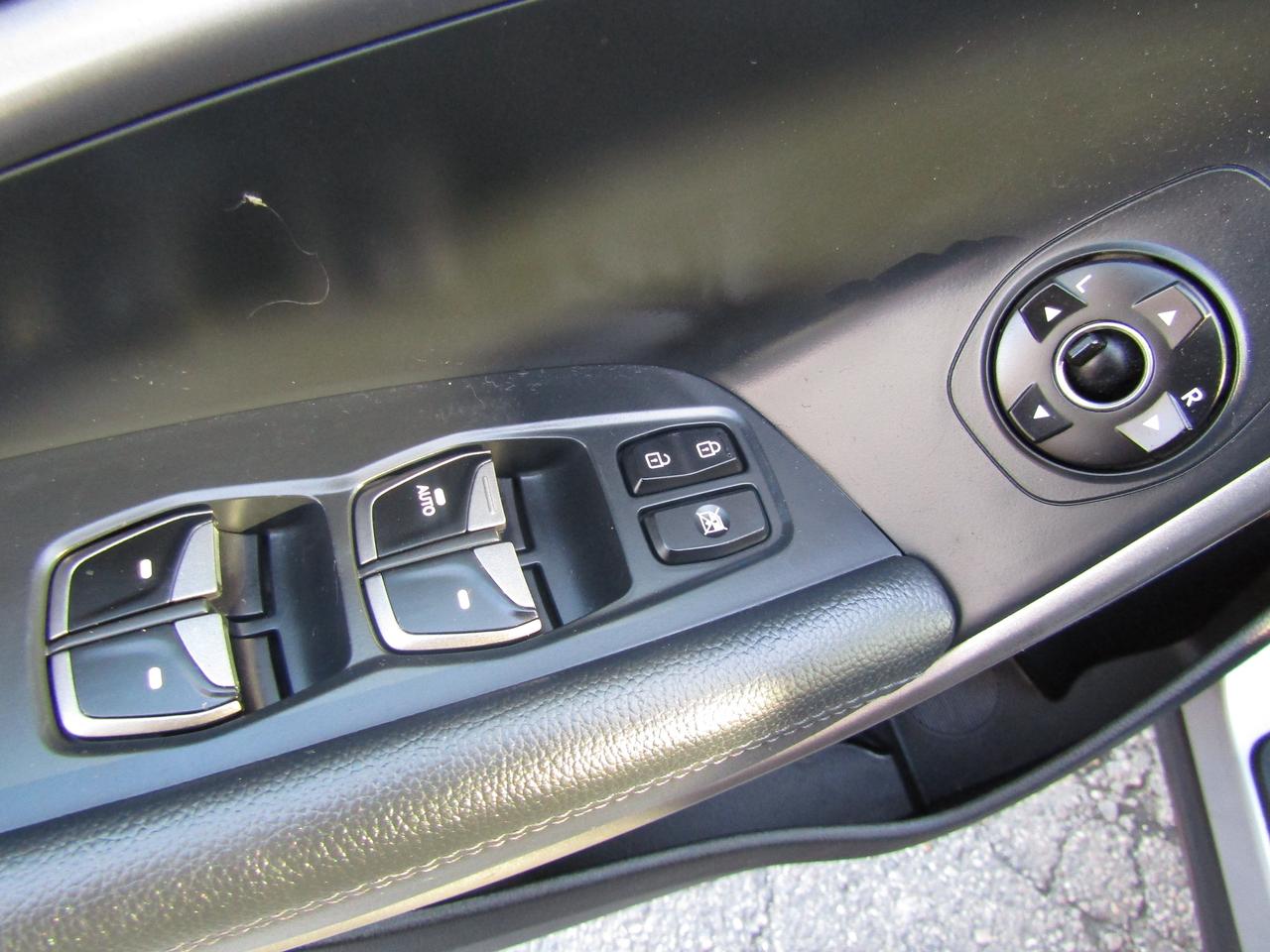 2013 Hyundai Santa Fe XL, 7Pass, AWD, Pano, Camera, Leather, Alloy, *AS-IS* Photo