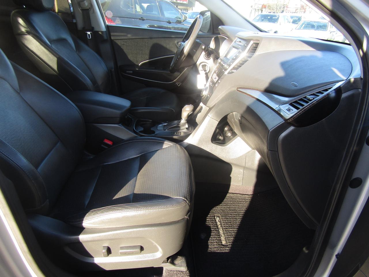 2013 Hyundai Santa Fe XL, 7Pass, AWD, Pano, Camera, Leather, Alloy, *AS-IS* Photo