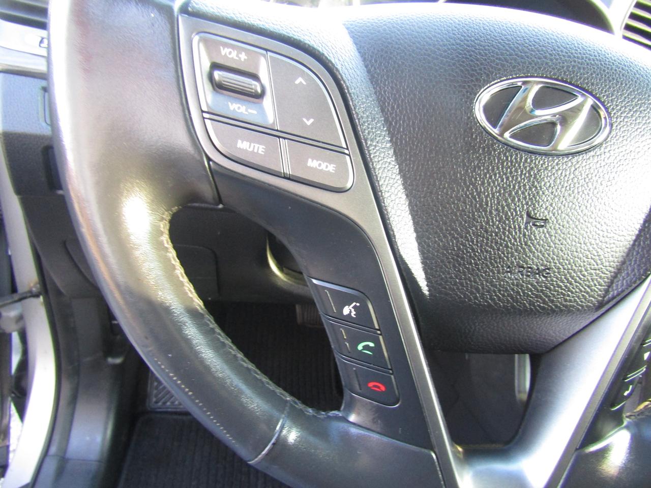 2013 Hyundai Santa Fe XL, 7Pass, AWD, Pano, Camera, Leather, Alloy, *AS-IS* Photo