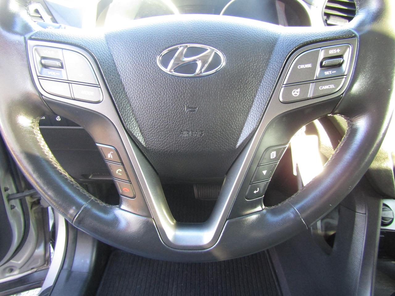 2013 Hyundai Santa Fe XL, 7Pass, AWD, Pano, Camera, Leather, Alloy, *AS-IS* Photo