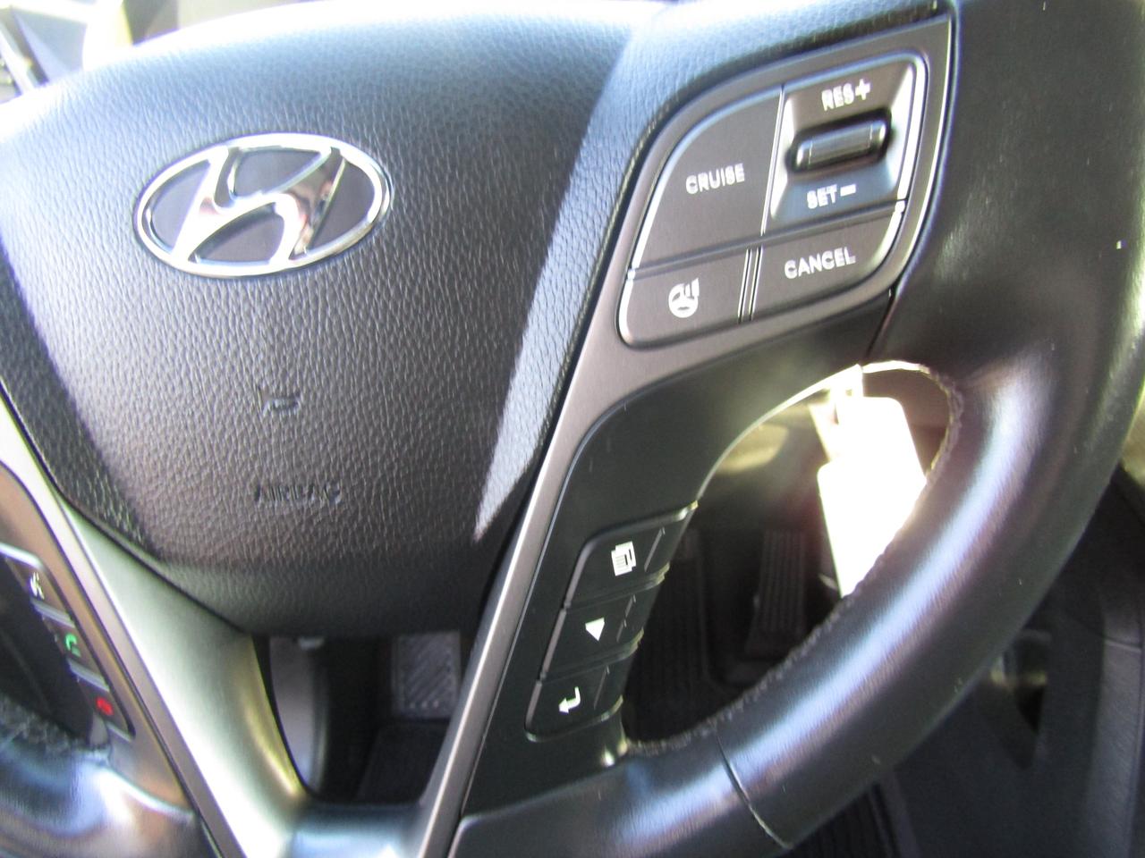 2013 Hyundai Santa Fe XL, 7Pass, AWD, Pano, Camera, Leather, Alloy, *AS-IS* Photo