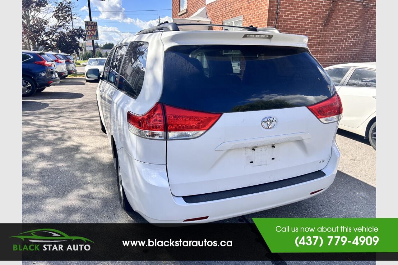 2011 Toyota Sienna LE Photo