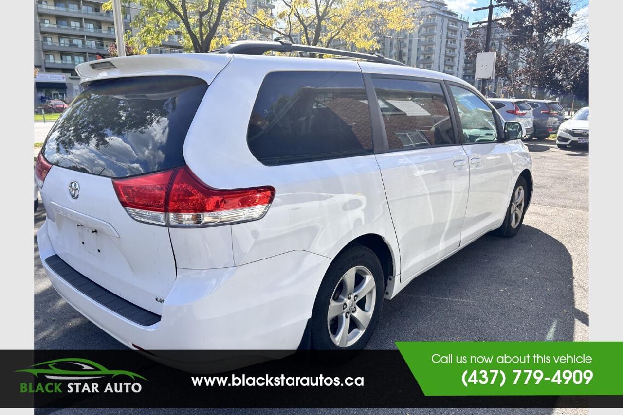 2011 Toyota Sienna LE Photo3