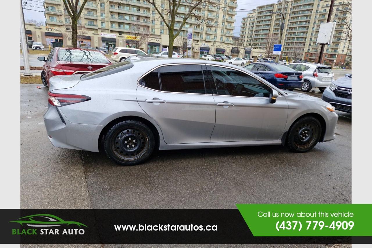 2022 Toyota Camry Hybrid XLE Photo2