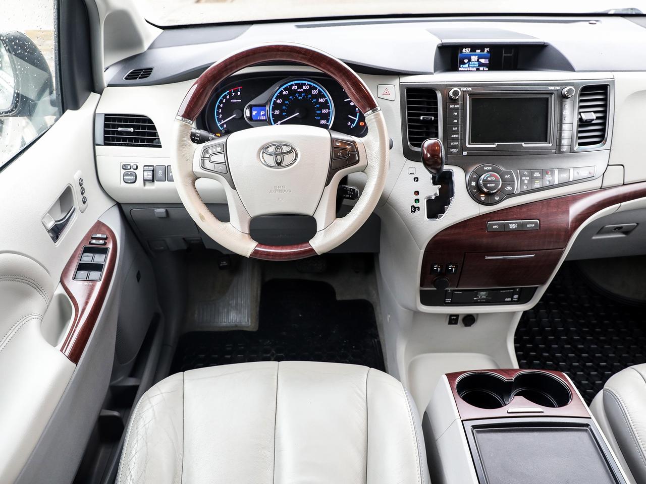 2012 Toyota Sienna Limited 7-Passenger Photo4