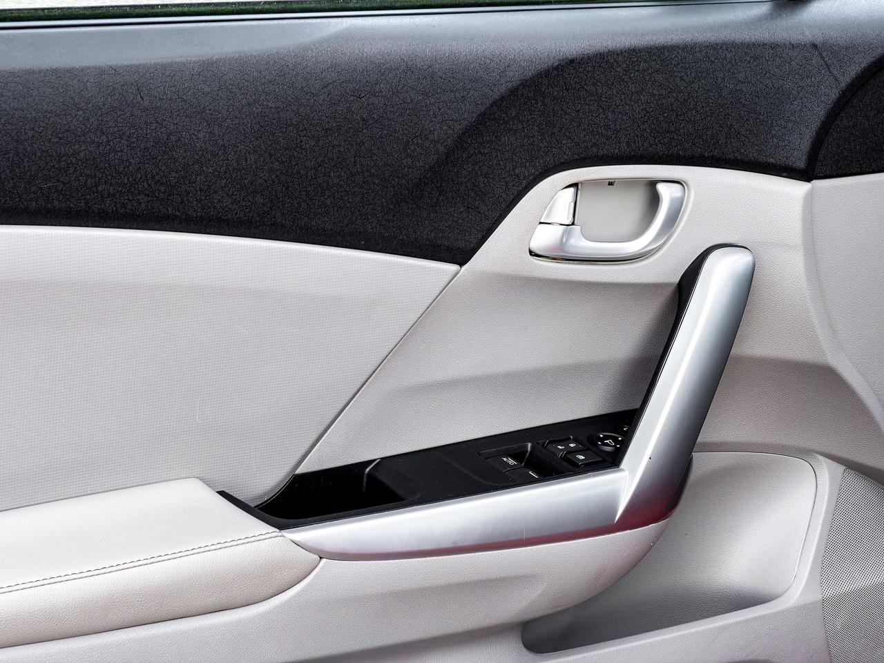 2012 Honda Civic EX-L w/Tech Pkg. Photo