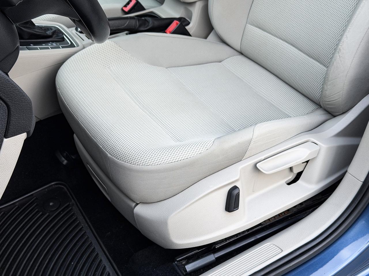 2015 Volkswagen Golf TRENDLINE Photo