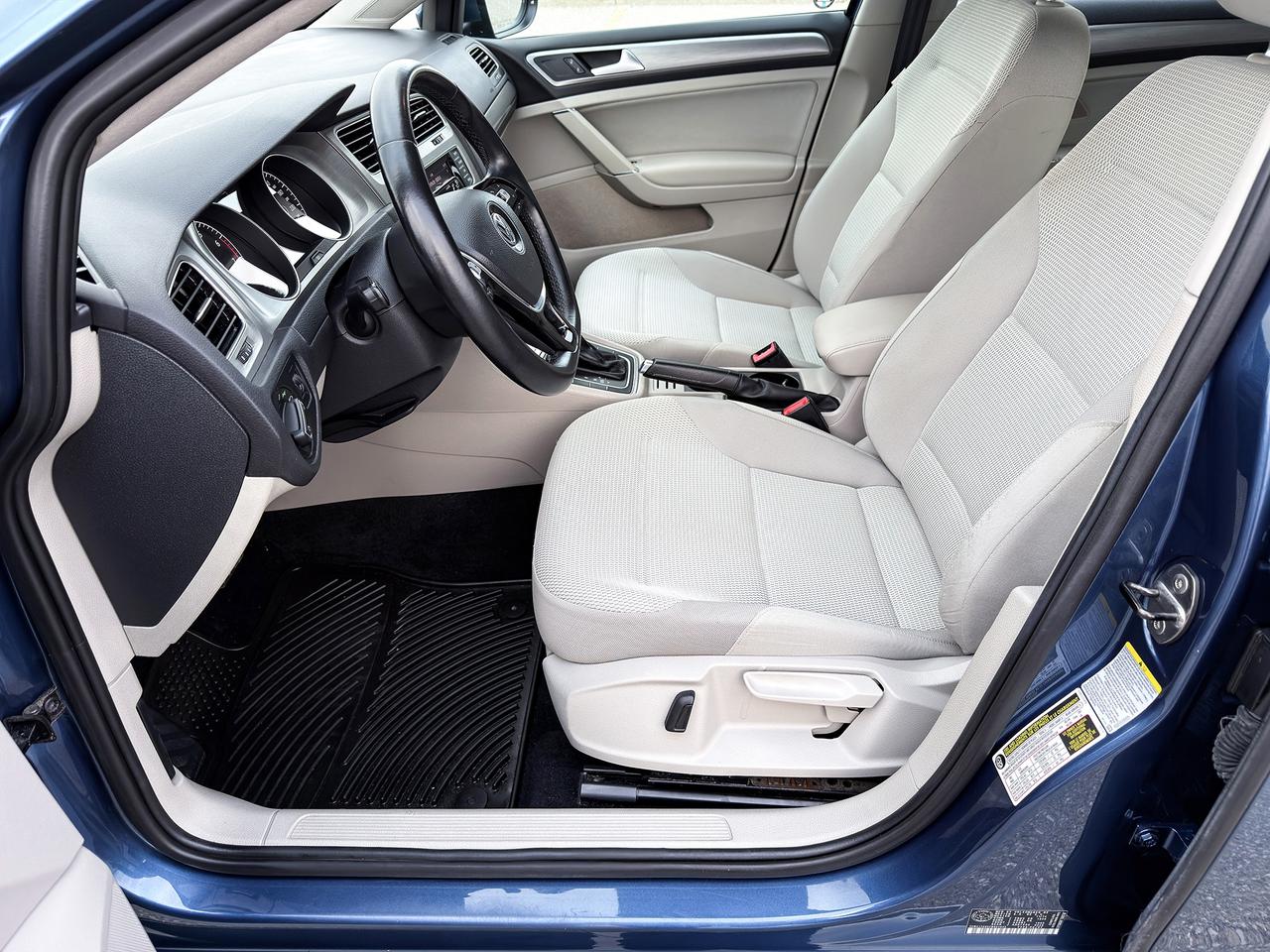 2015 Volkswagen Golf TRENDLINE Photo