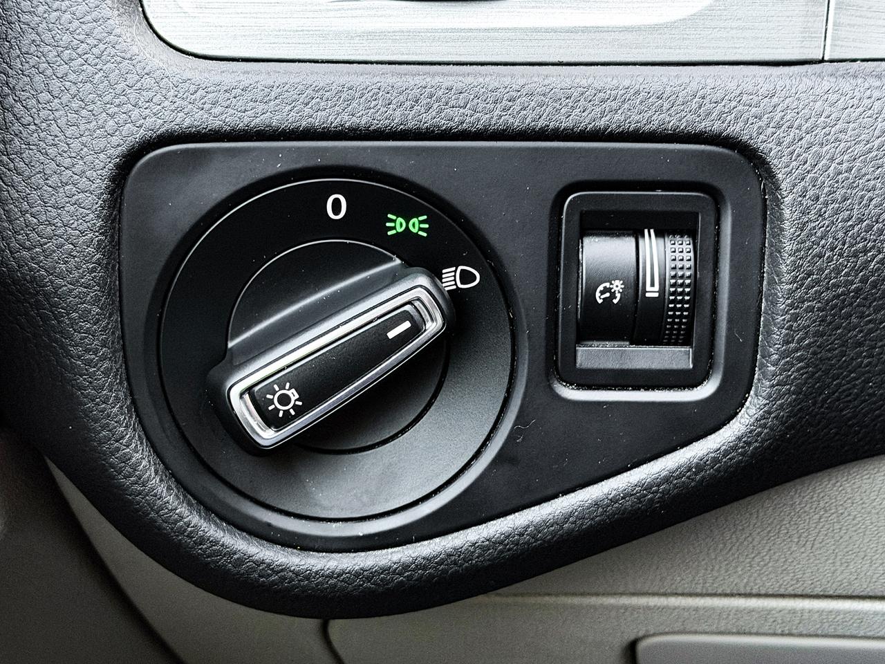 2015 Volkswagen Golf TRENDLINE Photo