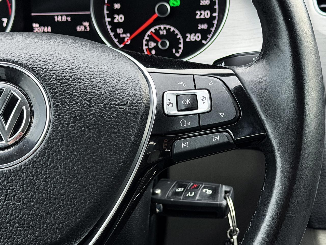 2015 Volkswagen Golf TRENDLINE Photo