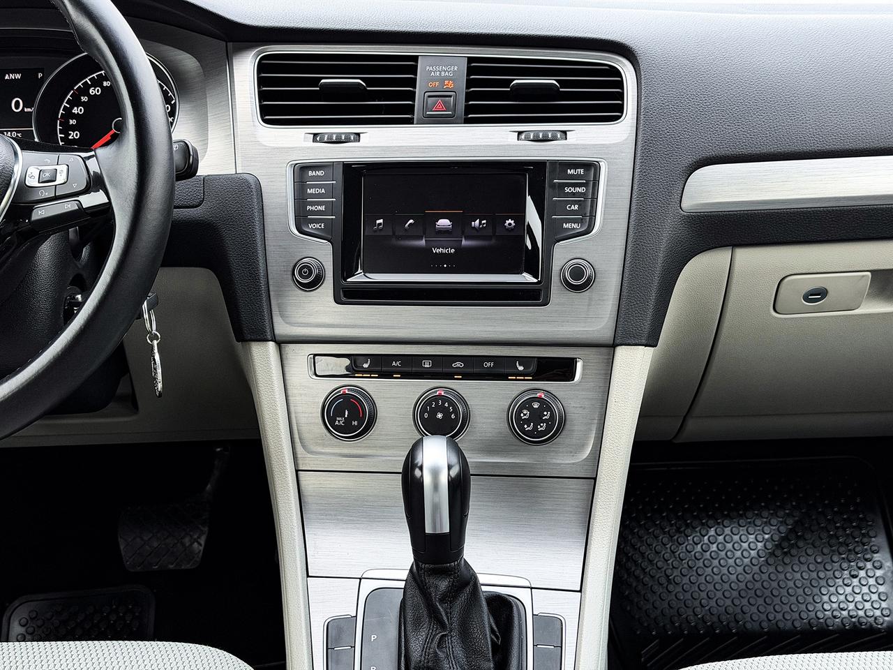 2015 Volkswagen Golf TRENDLINE Photo