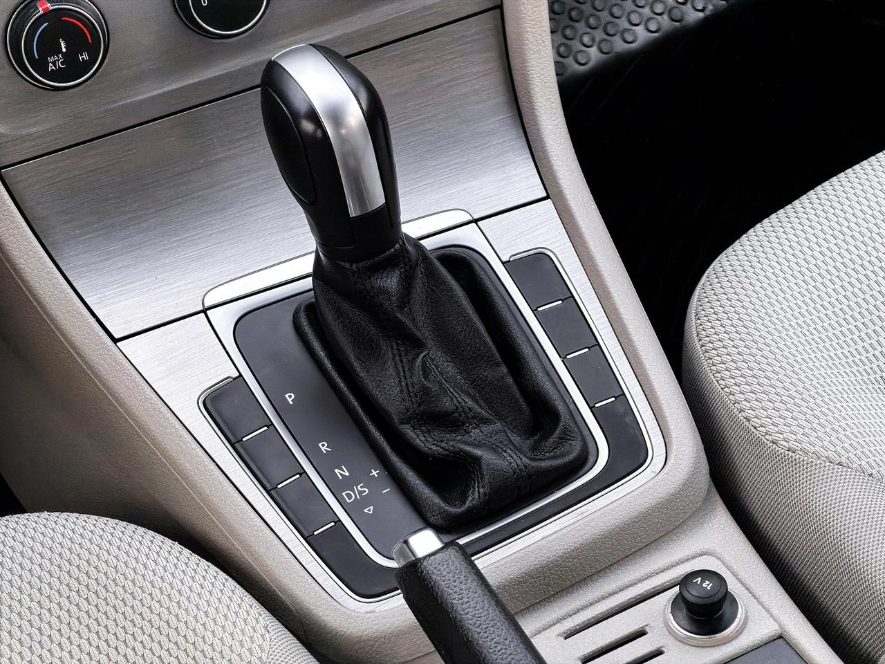 2015 Volkswagen Golf TRENDLINE Photo