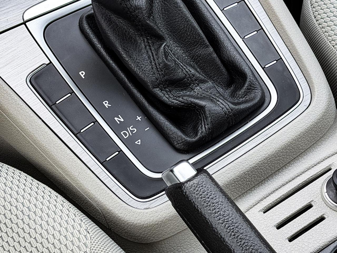 2015 Volkswagen Golf TRENDLINE Photo