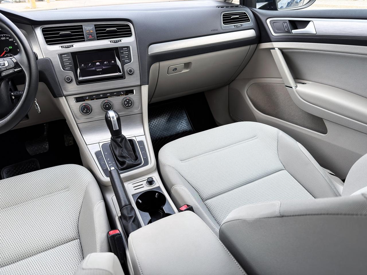 2015 Volkswagen Golf TRENDLINE Photo