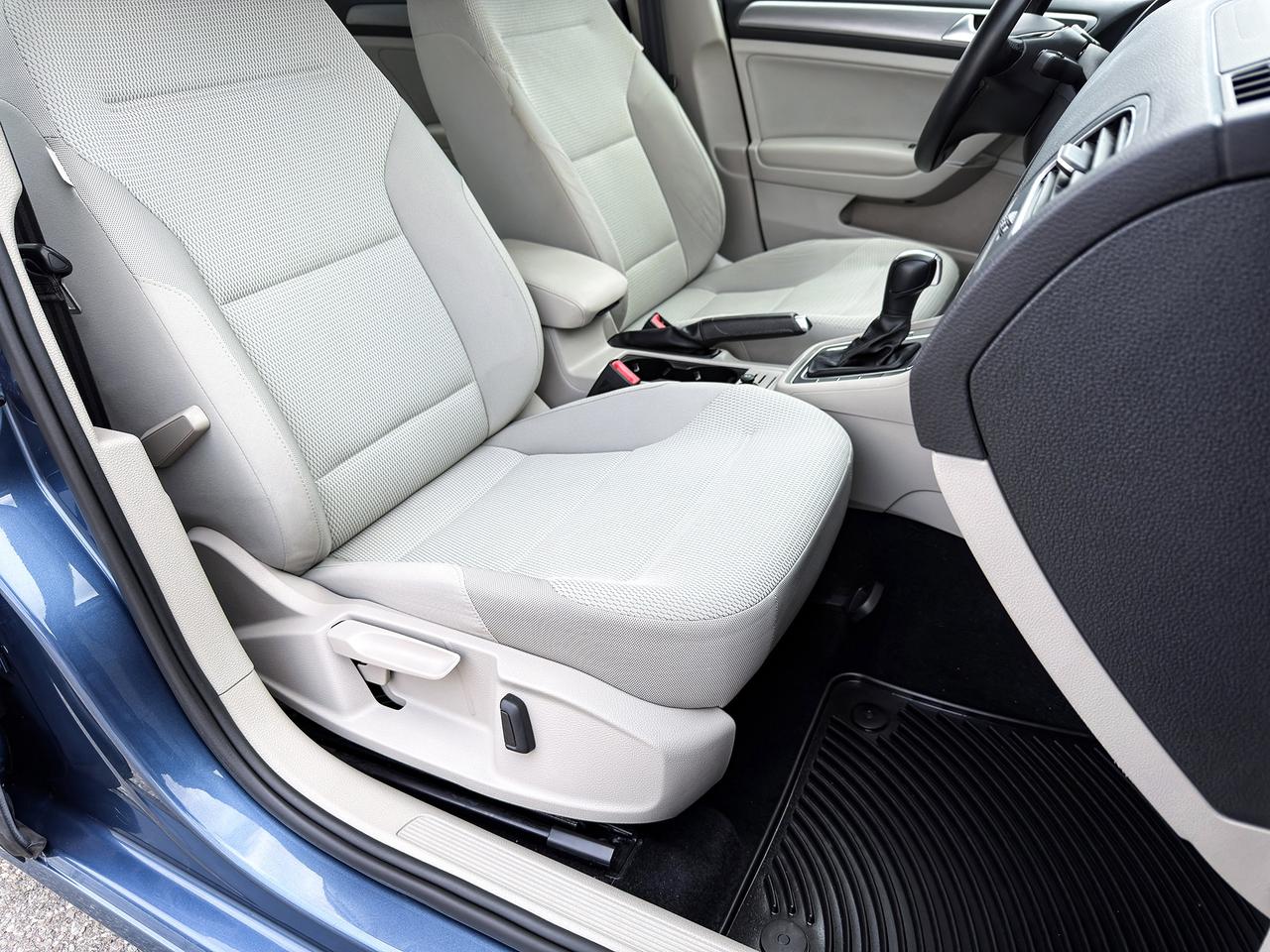 2015 Volkswagen Golf TRENDLINE Photo