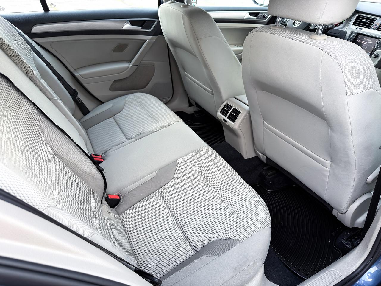 2015 Volkswagen Golf TRENDLINE Photo