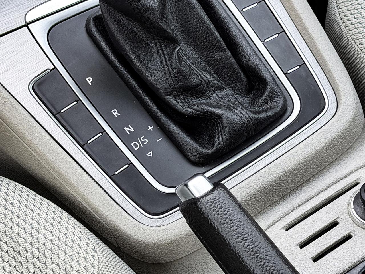 2015 Volkswagen Golf TRENDLINE Photo
