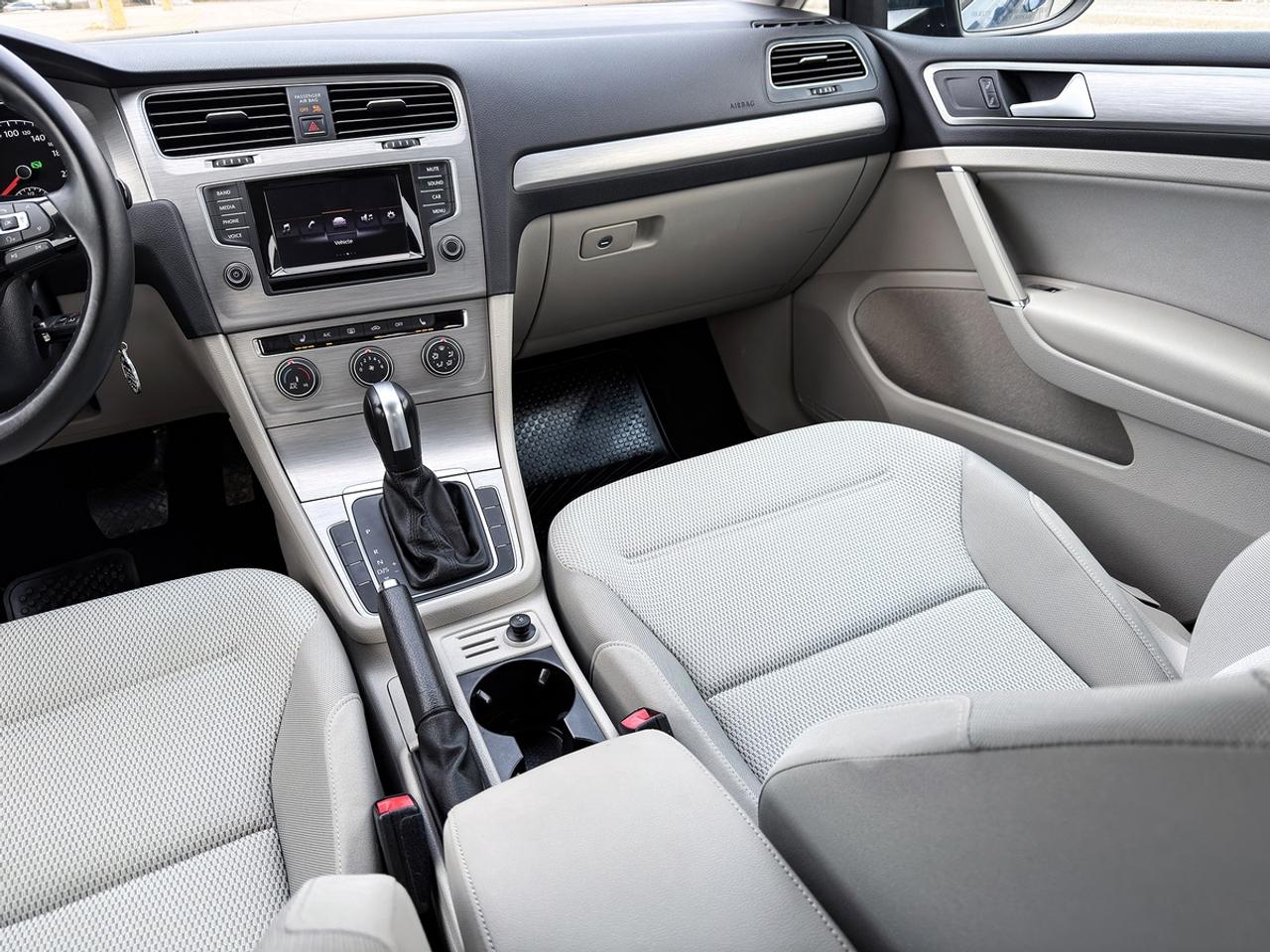 2015 Volkswagen Golf TRENDLINE Photo