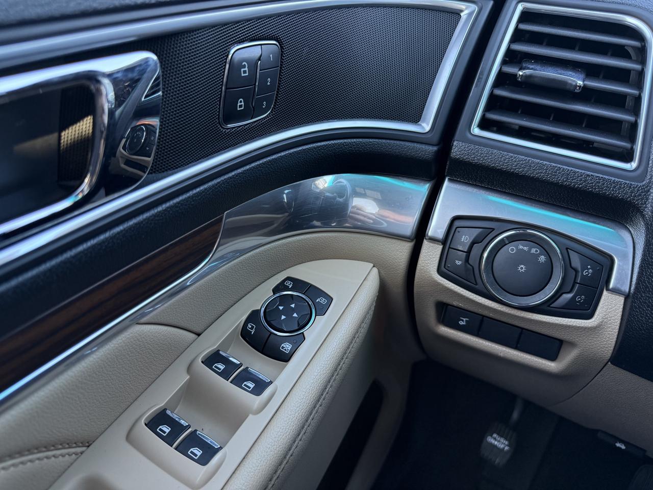 2016 Ford Explorer LIMITED Photo