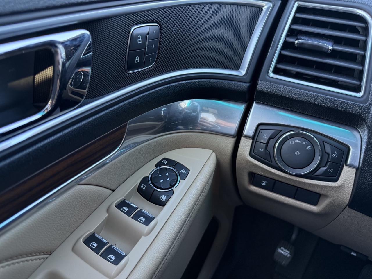 2016 Ford Explorer LIMITED Photo