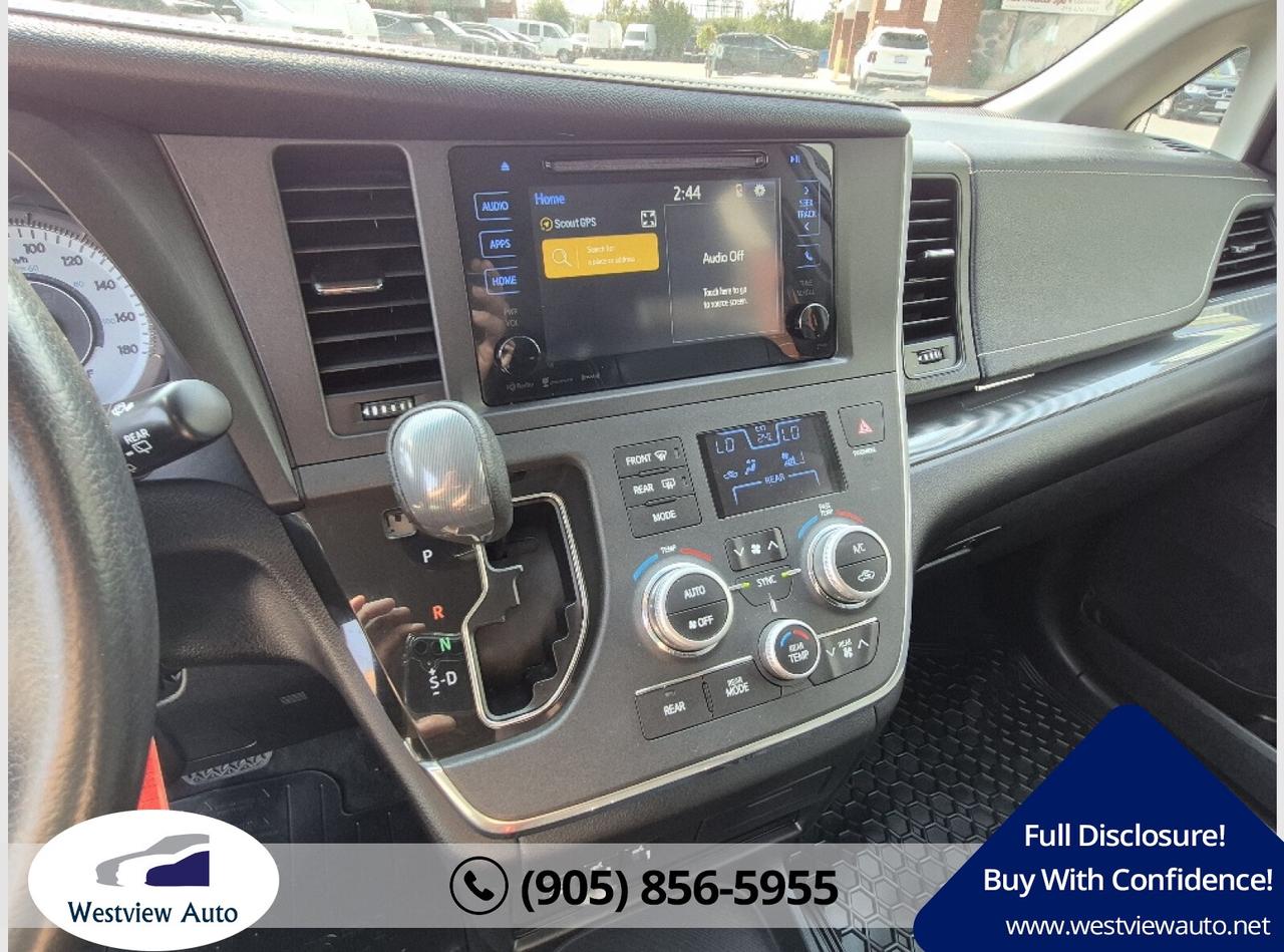 2017 Toyota Sienna SE Photo