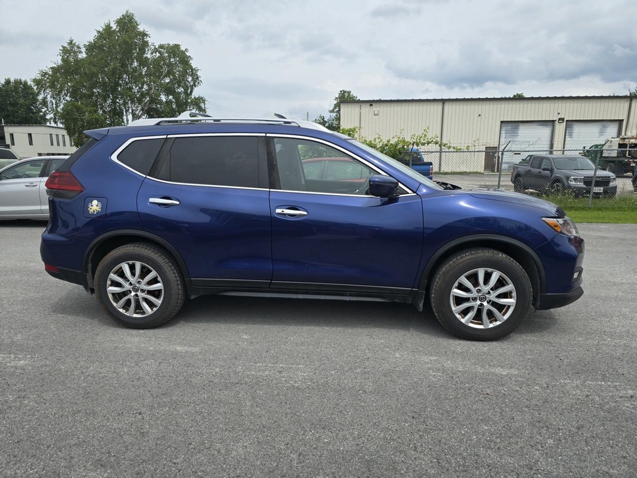 2019 Nissan Rogue SV Photo3
